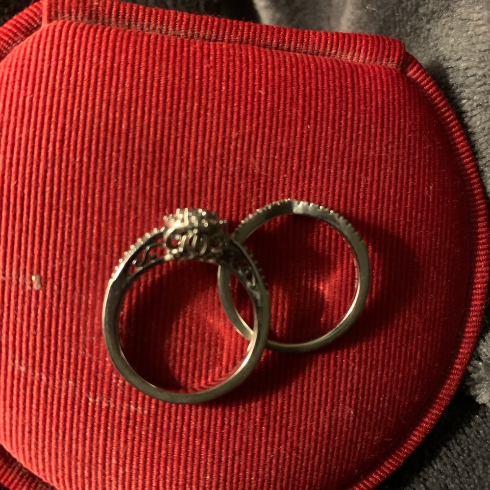 Size 7 engagement ring with wedding band - Picture 6 of 8